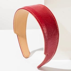 Serre-tête élégant en cuir rouge avec texture plissée et surpiqûres jaunes de luxe