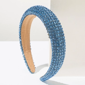 Gros plan d'un serre-tête rembourré avec strass bleu clair et doublure en velours