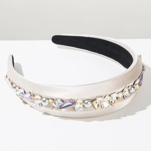 Détail d'un serre-tête large de luxe avec cristaux violets, perles grises et satin champagne