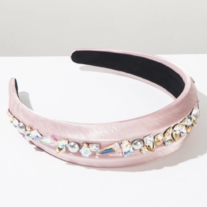 Détail d'un serre-tête en satin rose orné de strass colorés et de perles grises