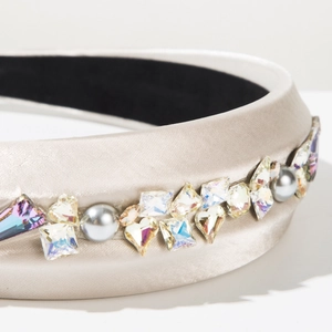 Vue détaillée du serre-tête en satin champagne avec strass colorés et perles grises