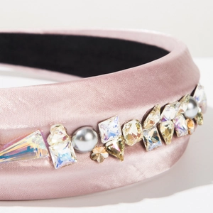 Vue détaillée du bandeau en satin rose orné de strass, de perles et d'accents floraux fins