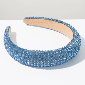 Détails des cristaux bleus scintillants et de la doublure intérieure en velours beige