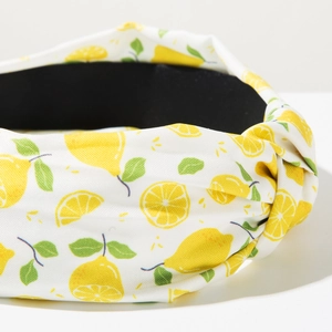 Dettaglio della fascia larga a nodo con stampe di limoni e tessuto morbido di qualità