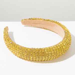 Vue détaillée du serre-tête en éponge dorée orné de strass brillants et luxueux
