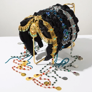 Détail de serre-tête ethnique avec chaînes en métal, gemmes et pendentifs gland