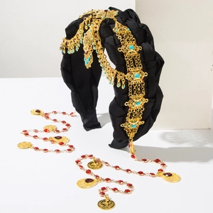 Détail du serre-tête ethnique avec filigrane doré, perles turquoise et gemmes rouges