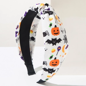 Dettaglio del cerchietto di Halloween con stampe di zucca, pipistrello e ragno su tessuto