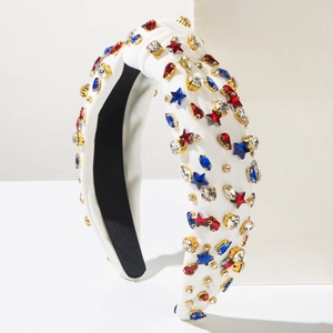 Détail d'un serre-tête noué blanc avec strass et perles aux couleurs du drapeau US