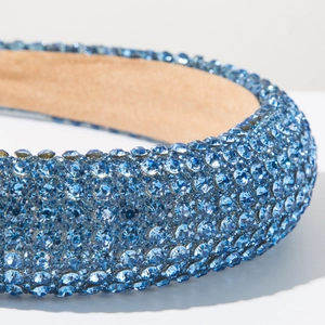 Vue rapprochée de strass en cristal bleu clair scintillant sur un bandeau large élégant
