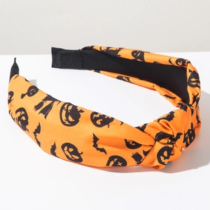 Dettaglio cerchietto nodo Halloween in tessuto arancione con stampe di zucche e pipistrelli