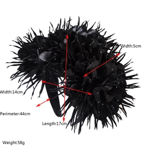 Détail du serre-tête floral noir avec plumes indiquant 14cm de large et 58g de poids