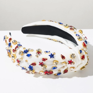 Détail du serre-tête drapeau USA avec perles cousues main, strass étoiles et paillettes