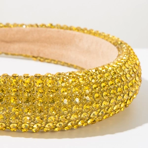 Détail de strass en cristal jaune sur serre-tête rembourré avec doublure velours antidérapante
