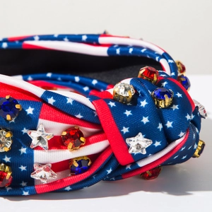 Détail d'un serre-tête drapeau américain avec perles cousues, strass étoiles et tissu noué