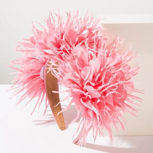 Détail de pétales de soie rose et plumes sur serre-tête avec strass étincelants décor