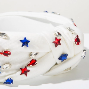 Gros plan d'un serre-tête blanc avec des strass étoiles rouges et bleus pour le 4 juillet