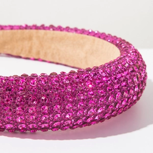 Détail macro du serre-tête en cristal rose rouge brillant avec doublure en velours