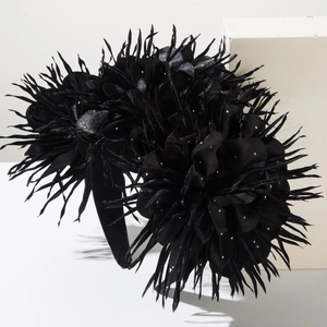 Détail du serre-tête fleurs noires en satin avec perles argentées et bords effilés