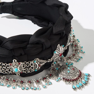 Détail du bandeau tissé noir avec pampilles argentées vintage et breloques en pierres