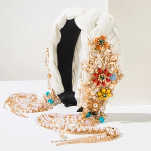 Details des Barock-Haarreifens mit goldenen Metallblumen und langen Perlenquasten-Anhängern