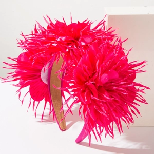 Gros plan sur un serre-tête floral rose rouge aux pétales texturés et strass brillants
