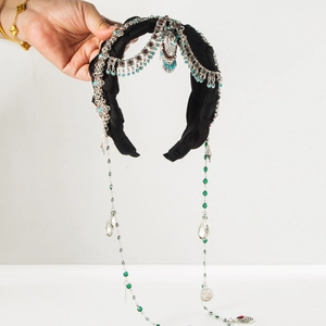 Détail d'un bandeau vintage avec de longues franges métalliques et perles colorées