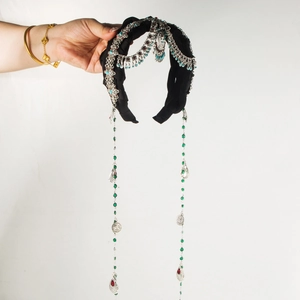 Détail du bandeau ethnique avec chaînes argentées, perles turquoises et longs glands rouges