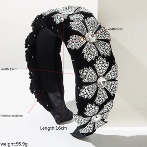 Details des Samt-Stirnbands mit Kristallblumen und genauen Produktmaßen in Zentimetern