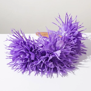 Détail du serre-tête en satin violet avec strass en cristal et pétales en plumes