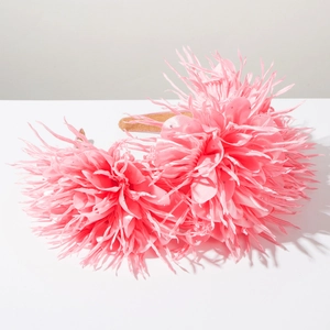 Vue détaillée du serre-tête fleuri rose avec strass délicats et tissu en soie douce