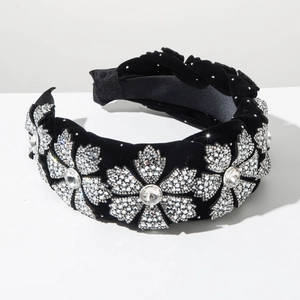 Detailansicht eines schwarzen Samt-Stirnbands mit funkelnden Kristallblumen-Details