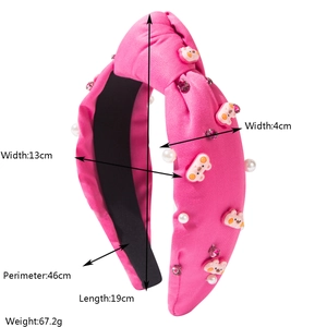 Cerchietto annodato in raso rosa con perle, strass e dettagli di ciondoli a forma di orso