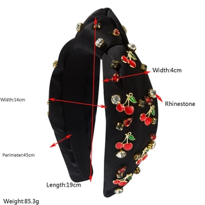 Serre-tête en satin noir avec cerises en strass et détails de dimensions précis
