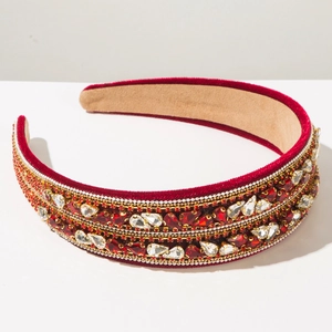 Détails du serre-tête baroque en velours rouge avec cristaux étincelants et perles dorées