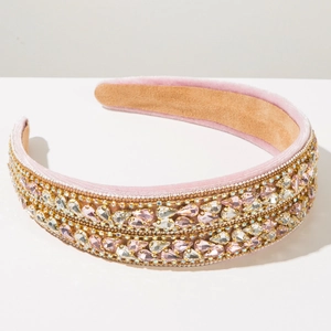 Détail du serre-tête en velours rose avec rangées de strass brillants de coupe marquise