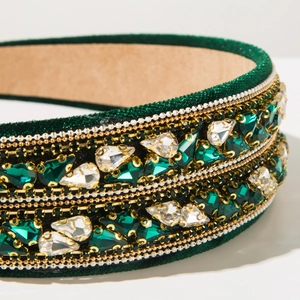 Détail de serre-tête baroque en velours vert émeraude avec cristaux et perles dorées