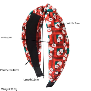 Gedetailleerde afmetingen voor de rood-groene kersthoofdband met ruitjes en sneeuwpop-print