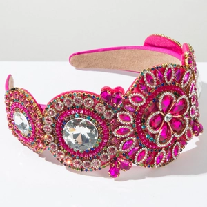 Dettaglio di un cerchietto barocco con cristalli rosa e strass su base in velluto