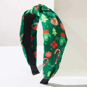 Detail van de kerst hoofdband met rendierprints en bomen op een groene stoffen basis