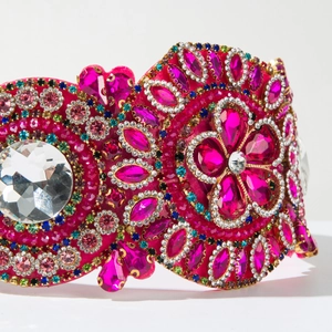 Dettaglio macro di un cerchietto barocco di lusso con cristalli colorati e fiori di strass