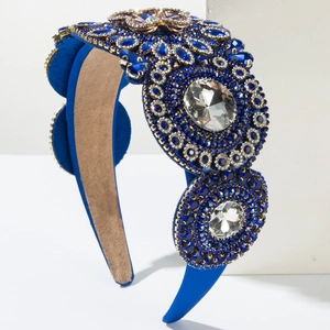 Dettaglio del cerchietto barocco di lusso con strass blu reale e gemme di vetro