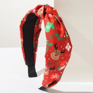 Detail van een rode kerst hoofdband met feestelijke patronen van rendieren en sneeuwvlokken