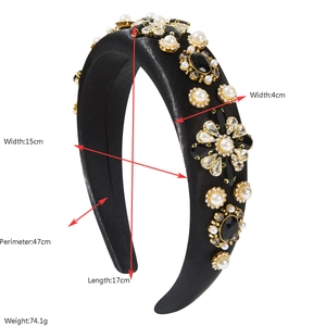 Vue détaillée du serre-tête en satin noir avec perles, cristaux et mesures