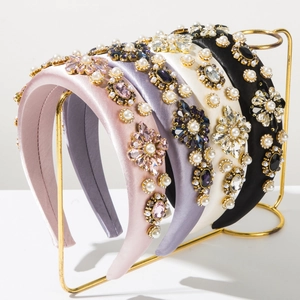 Détail de serre-têtes rembourrés de luxe avec fleurs en cristal et perles en quatre couleurs