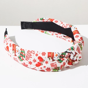 Detail van kerst hoofdband met sneeuwpop patroon en feestelijk knoopontwerp op wit