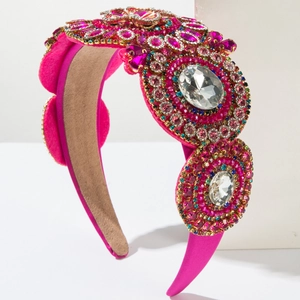 Vista dettagliata del cerchietto barocco fucsia con strass di vetro e texture velluto