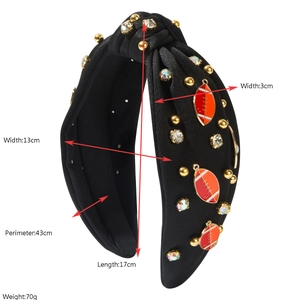 Dettaglio fascia annodata nera con strass e ciondoli smaltati a tema football