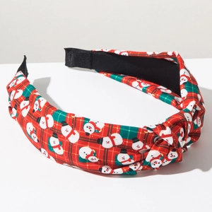 Detail van rode geruite kersthoofdband met sneeuwpopmotief en geknoopte bovenkant