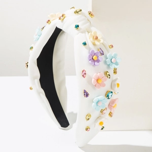 Détail du serre-tête baroque noué avec fleurs en résine 3D et strass colorés brillants